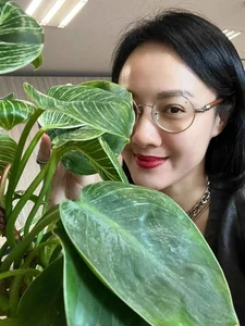 Life Update: The Beautiful TV Host Who Once 'Stole a Kiss' from Quyen Linh - image 2