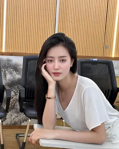Beauty Struggles: Why This Beautiful Young Woman Can't Find a Date - image 5