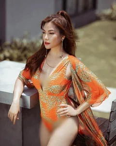 Ageless Beauty: Truong Ngoc Anh Shines with Youthful Style in Her 40s - image 4
