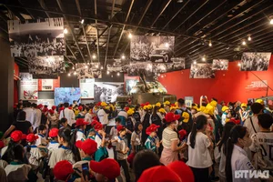 Vietnam Military History Museum Draws Massive Crowds as Paid Admission Begins in Hanoi - image 4