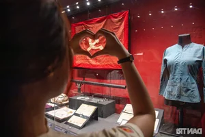 Vietnam Military History Museum Draws Massive Crowds as Paid Admission Begins in Hanoi - image 11