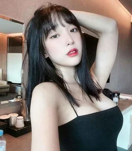 Korean Model Kang Inkyung Sparks Debate After Going Braless During Grocery Shopping - image 8