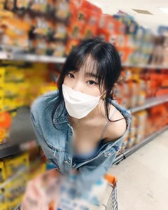 Korean Model Kang Inkyung Sparks Debate After Going Braless During Grocery Shopping - image 2