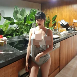 Korean Model Kang Inkyung Sparks Debate After Going Braless During Grocery Shopping - image 0