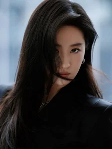 Liu Yifei Stuns Fans with Elegant Fashion and Timeless Beauty - image 5