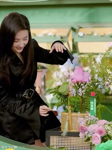 Liu Yifei Stuns Fans with Elegant Fashion and Timeless Beauty - image 7