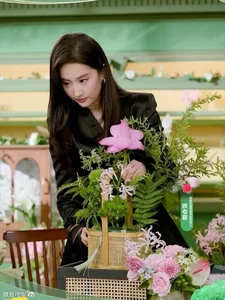 Liu Yifei Stuns Fans with Elegant Fashion and Timeless Beauty - image 4
