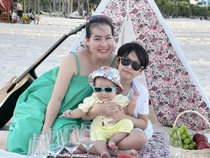 Actor Quy Binh’s Wife Flaunts Youthful Looks and Happy Family Life - image 3