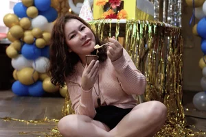 Actor Quy Binh’s Wife Flaunts Youthful Looks and Happy Family Life - image 4