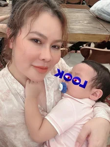 Actor Quy Binh’s Wife Flaunts Youthful Looks and Happy Family Life - image 1