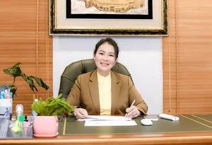 Actor Quy Binh’s Wife Flaunts Youthful Looks and Happy Family Life - image 5