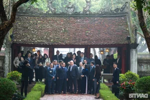 Two Prime Ministers Experience the Traditional Dan Bau at Van Mieu - Quoc Tu Giam - image 13