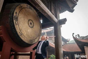 Two Prime Ministers Experience the Traditional Dan Bau at Van Mieu - Quoc Tu Giam - image 6