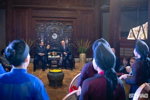 Two Prime Ministers Experience the Traditional Dan Bau at Van Mieu - Quoc Tu Giam - image 12