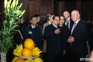 Two Prime Ministers Experience the Traditional Dan Bau at Van Mieu - Quoc Tu Giam - image 2