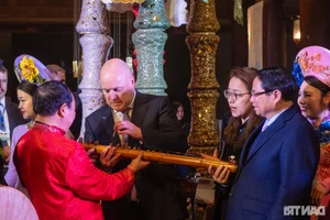 Two Prime Ministers Experience the Traditional Dan Bau at Van Mieu - Quoc Tu Giam - image 10