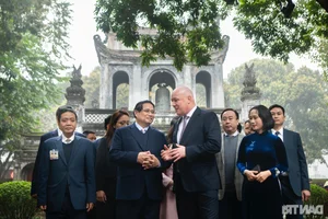 Two Prime Ministers Experience the Traditional Dan Bau at Van Mieu - Quoc Tu Giam - image 11