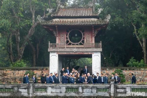 Two Prime Ministers Experience the Traditional Dan Bau at Van Mieu - Quoc Tu Giam - image 5