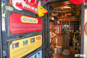 Nostalgia in Hanoi: Locals Flock to Check-in at Vintage Subsidy-Era Train - image 12