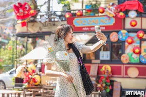 Nostalgia in Hanoi: Locals Flock to Check-in at Vintage Subsidy-Era Train - image 13