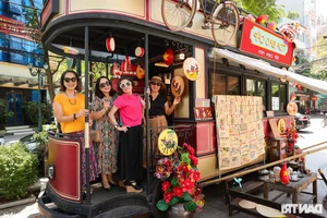 Nostalgia in Hanoi: Locals Flock to Check-in at Vintage Subsidy-Era Train - image 0