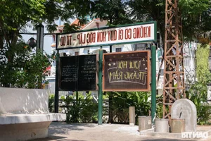 Nostalgia in Hanoi: Locals Flock to Check-in at Vintage Subsidy-Era Train - image 9