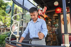 Nostalgia in Hanoi: Locals Flock to Check-in at Vintage Subsidy-Era Train - image 2