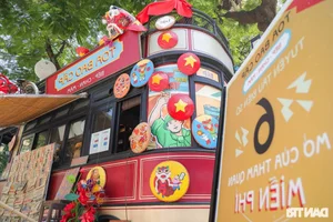 Nostalgia in Hanoi: Locals Flock to Check-in at Vintage Subsidy-Era Train - image 8