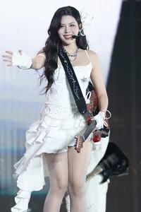 Bao Thy Stuns in Mini Dress During High-Energy Performance with 'Anh Trai Say Hi' Cast - image 3