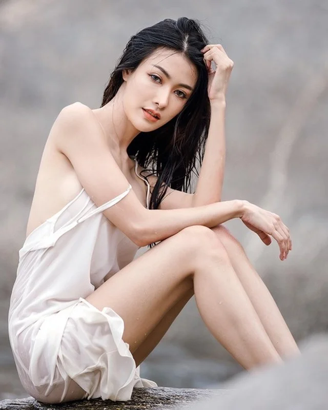 Nature’s Beauty and Elegant Stream-Side Fashion: A Gallery of Serene Outdoor Photography and Style