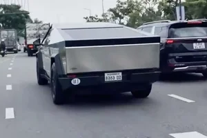 The Tesla Cybertruck 2024 Makes a Stunning Debut on the Streets of Vietnam - image 6
