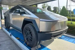 The Tesla Cybertruck 2024 Makes a Stunning Debut on the Streets of Vietnam - image 8