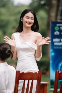 Huynh Tran Y Nhi Inspires with Elegant Monochrome Fashion Comeback - image 2