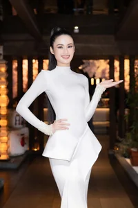 Huynh Tran Y Nhi Inspires with Elegant Monochrome Fashion Comeback - image 4