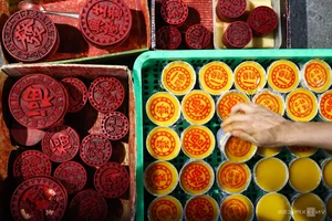 Inside a 50-Year-Old Traditional Chinese Bakery Preparing for Lunar New Year - image 7