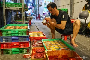Inside a 50-Year-Old Traditional Chinese Bakery Preparing for Lunar New Year - image 4