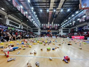Spectacular Teddy Bear Rain at Saigon Heat Basketball Game - image 1