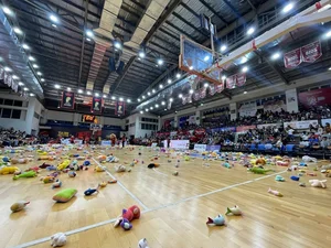 Spectacular Teddy Bear Rain at Saigon Heat Basketball Game - image 2
