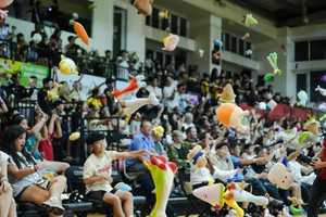 Spectacular Teddy Bear Rain at Saigon Heat Basketball Game - image 3