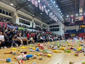 Spectacular Teddy Bear Rain at Saigon Heat Basketball Game - image 6