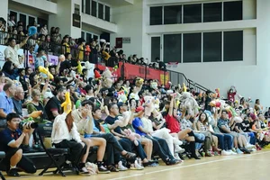 Spectacular Teddy Bear Rain at Saigon Heat Basketball Game - image 5
