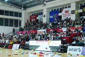 Spectacular Teddy Bear Rain at Saigon Heat Basketball Game - image 4