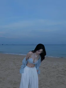 Actress Jun Vu Stuns Fans with Bold and Elegant Summer Bikini Photoshoot - image 4
