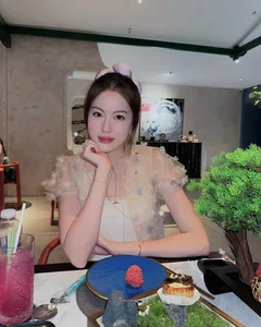 HIEUTHUHAI's Girlfriend Stuns in Bold Leopard Print Dress - image 7