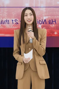 Chic and Professional Teaching Outfits of Miss World Vietnam Luong Thuy Linh - image 1
