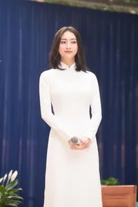Chic and Professional Teaching Outfits of Miss World Vietnam Luong Thuy Linh - image 0