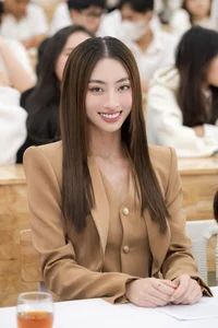 Chic and Professional Teaching Outfits of Miss World Vietnam Luong Thuy Linh - image 6