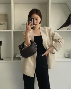 10 Youthful and Elegant Blazer Styling Ideas for Women Over 40 - image 2