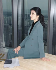 10 Youthful and Elegant Blazer Styling Ideas for Women Over 40 - image 0