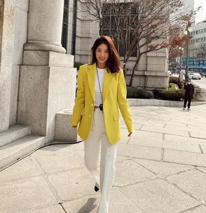 10 Youthful and Elegant Blazer Styling Ideas for Women Over 40 - image 7